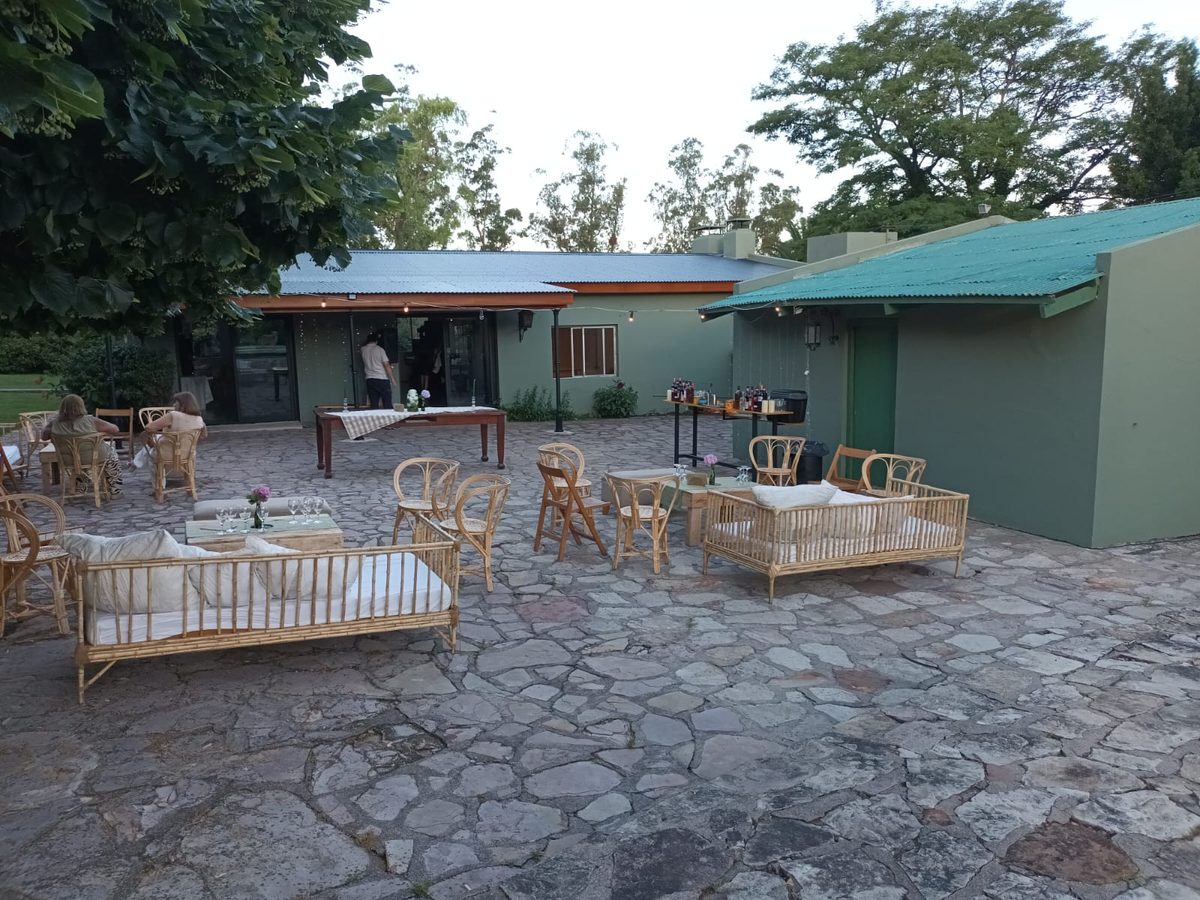 Patio de piedra con lounge para eventos en Balcarce