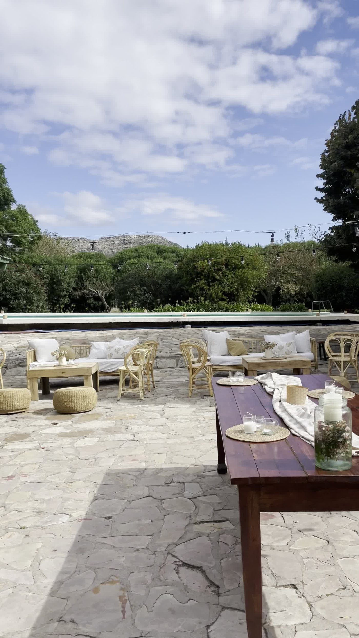 Patio de La Quinta con vista a la sierra al atardecer