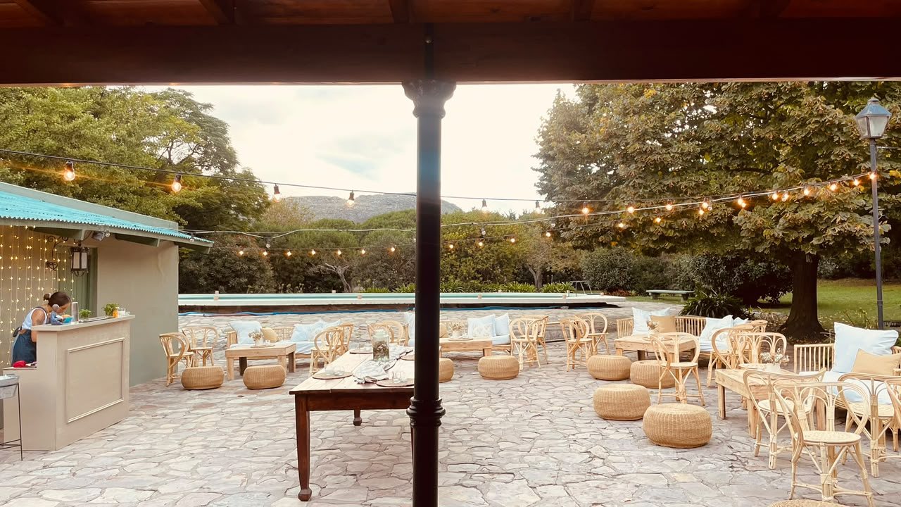 Vista del patio y la pileta desde el quincho techado