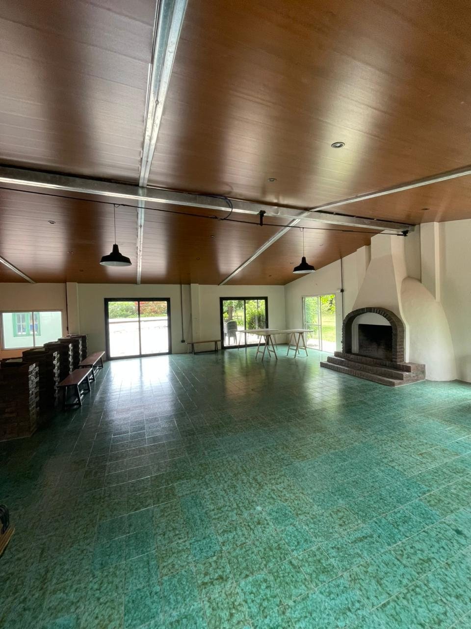 Hogar a leña del salón de La Quinta